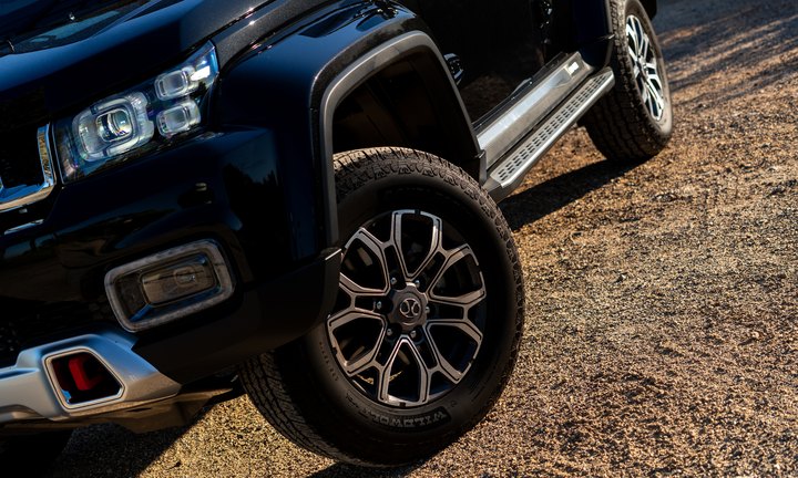 All-Terrain Tyres on Multi-Spoke Alloys